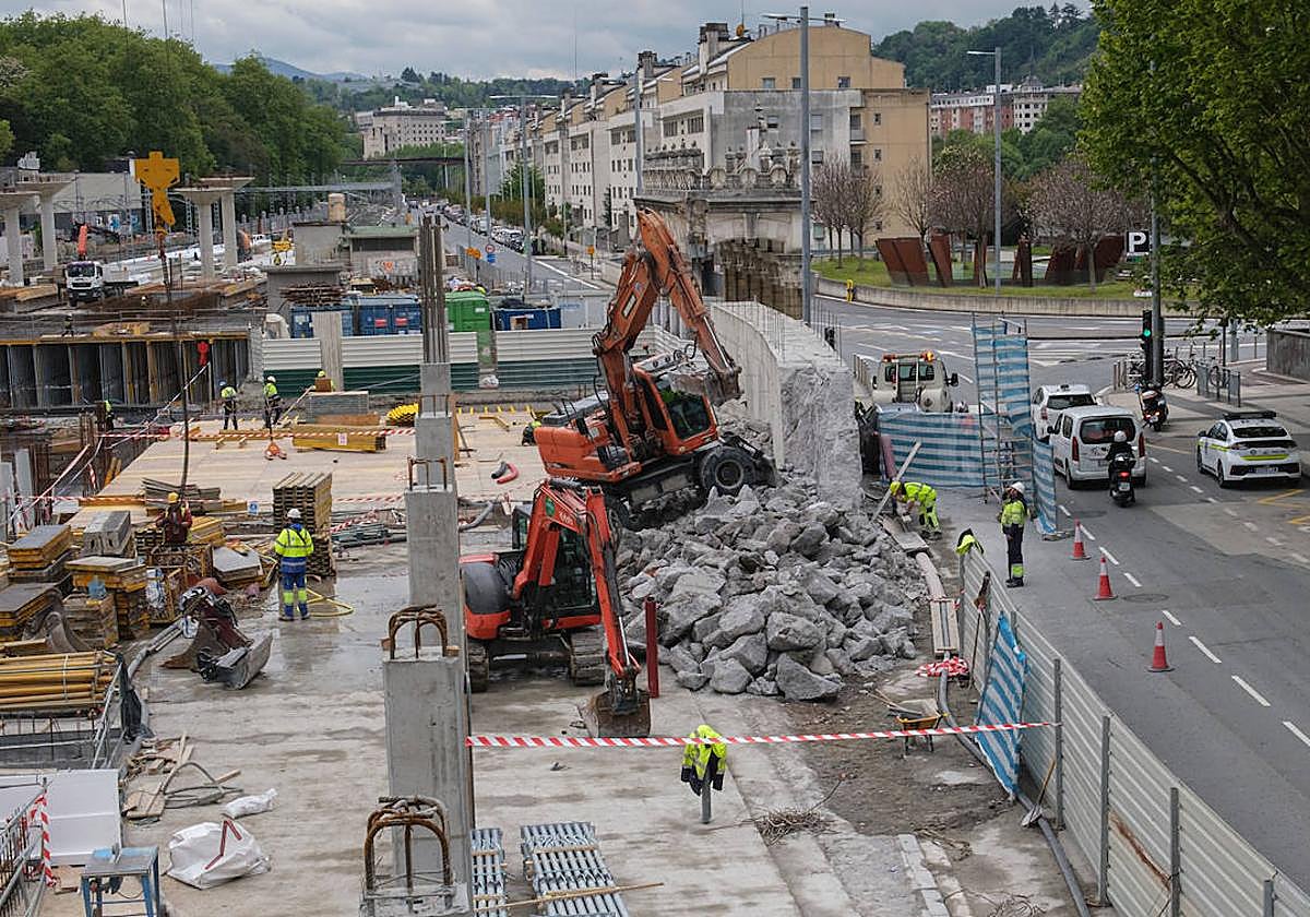 Solo quedan unos metros en pie del muro de la estación de Atotxa.