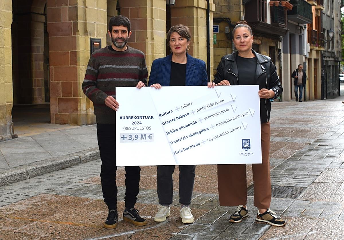 De izquierda a derecha: Eneko del Amo, concejal de Hacienda; Aizpea Otaegi, alcaldesa, y Maite Gartzia, teniente de alcalde
