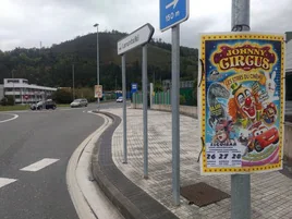 Uno de los carteles instalados para anunciar el espectáculo circense, ayer en el acceso a Leruntxiki.