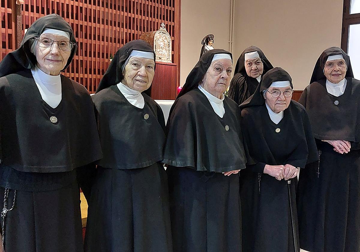 Las seis religiosas del Convento de las Siervas.