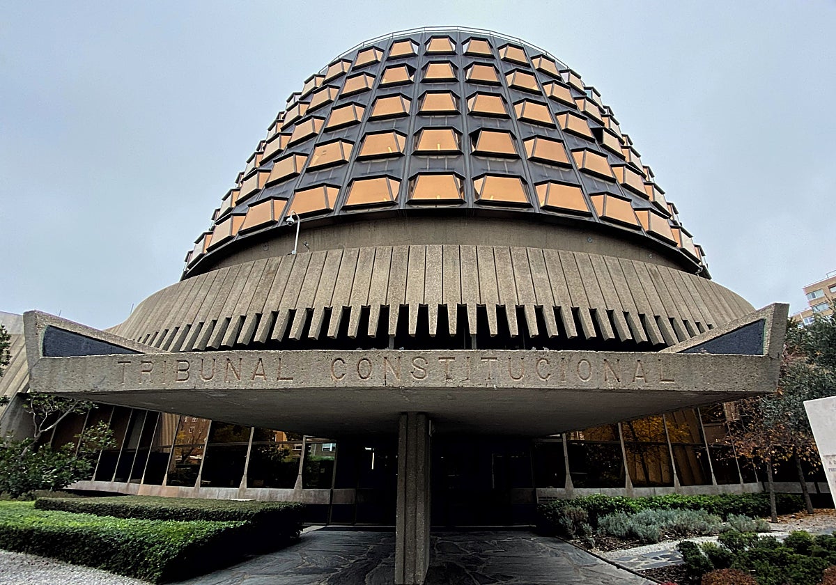Fachada por el Tribunal Constitucional.