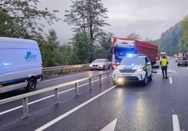 El accidente de un camionero ebrio, que resultó ileso, mantiene cortada la N-121-A