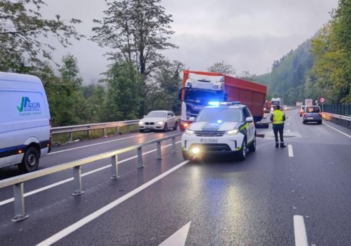 El accidente de un camionero ebrio, que resultó ileso, mantiene cortada la N-121-A