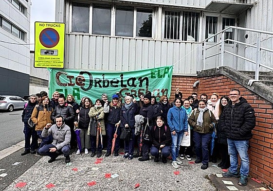 Trabajadores de Orbelan Plásticos, tras el acuerdo.