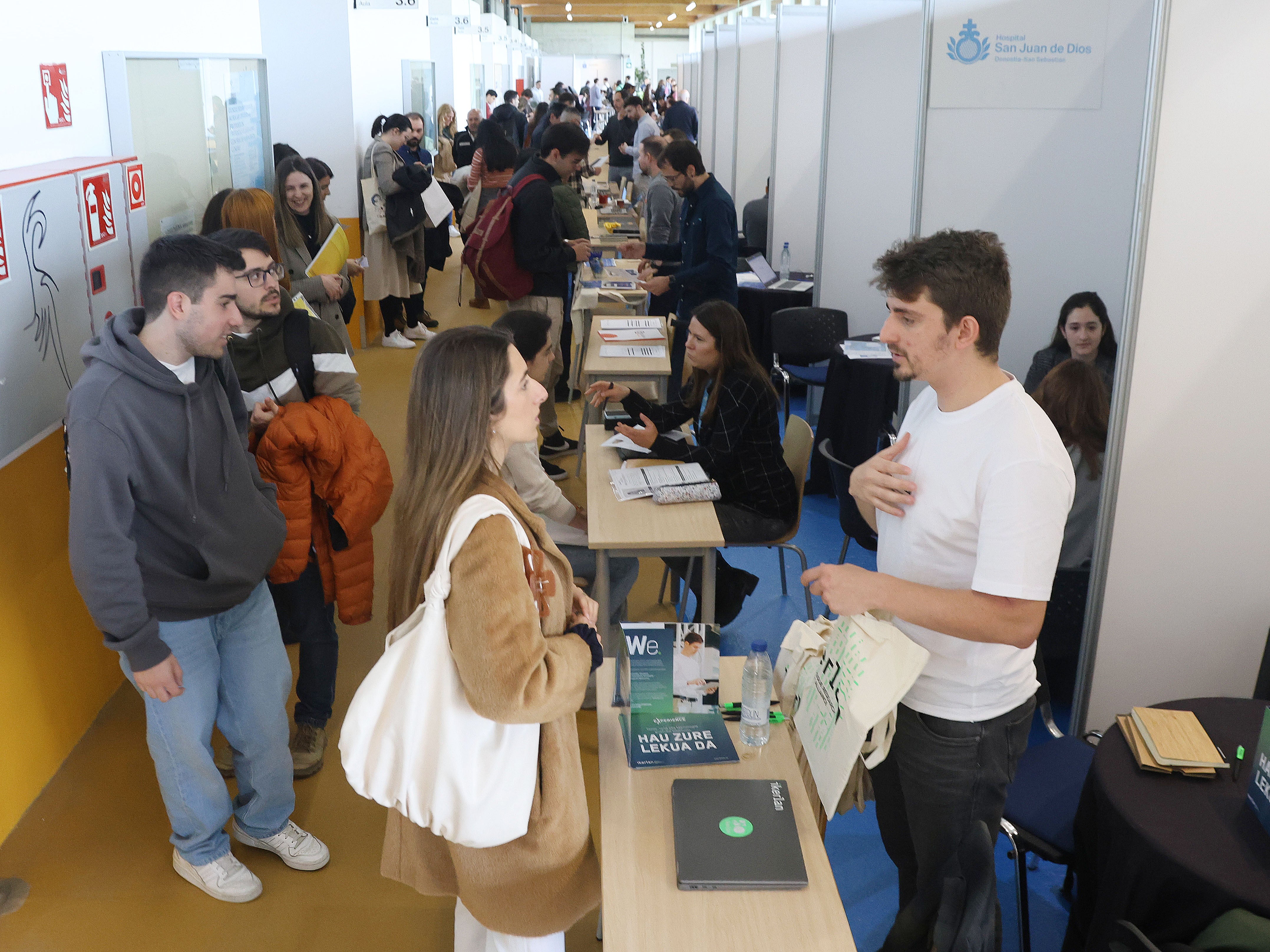 Jóvenes estudiantes piden información en los stands de las empresas, en el foro de empleo de ayer en Donostia.