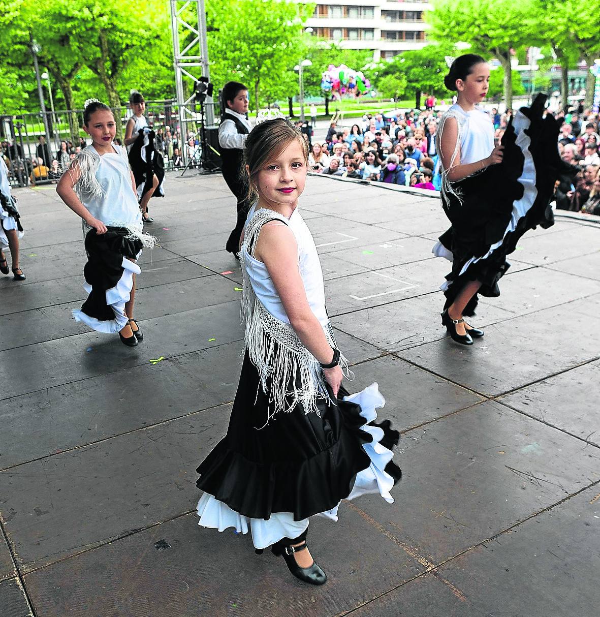 Las 'mini-bailaoras' sobre el escenario en la feria de 2023.