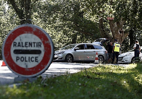 La policía francesa controla un vehículo en el paso fronterizo de Ibardin.