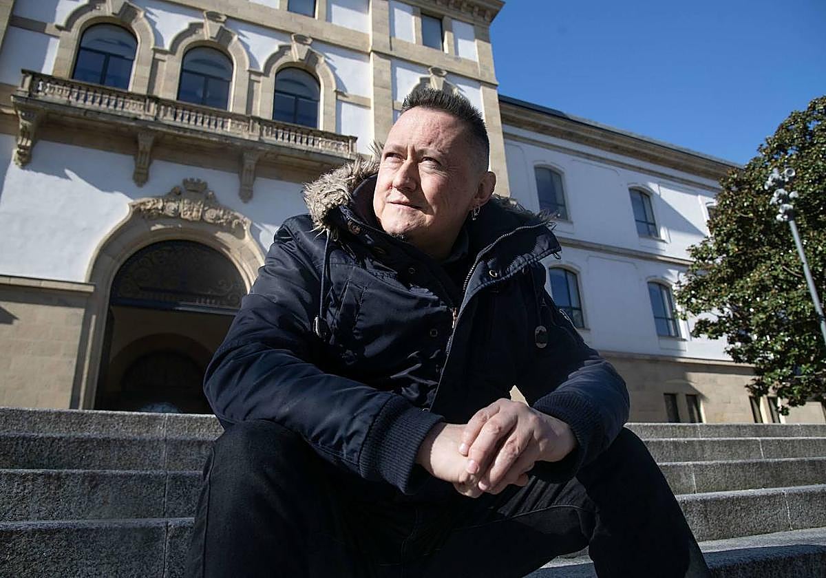 Fermin Muguruza posa frente a Tabakalera, antes de una entrevista reciente con este periódico.