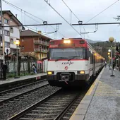 Un tren de Cercanías Renfe en la estación de Andoain.