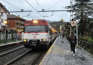 Un tren de Cercanías Renfe en la estación de Andoain.