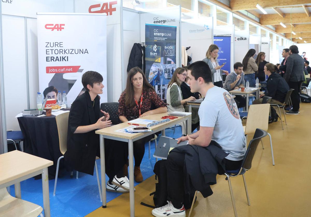 Varios jóvenes, en los stands empresariales, este jueves en elForo de Empleo de la UPV/EHU.