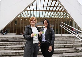 Ainhoa Alonso, miembro de la asociación Ziztu, junto a la diputada Azahara Domínguez este jueves en el campus donostiarra de la UPV.