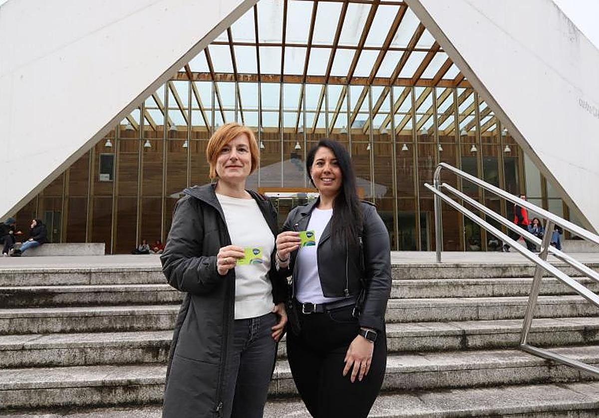 Ainhoa Alonso, miembro de la asociación Ziztu, junto a la diputada Azahara Domínguez este jueves en el campus donostiarra de la UPV.