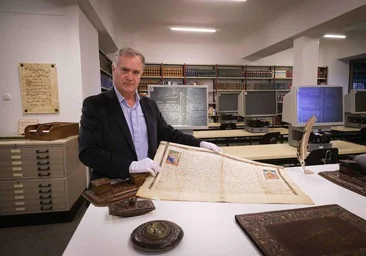 El director del Archivo Diocesano de San Sebastián, José Ángel Garro, muestra un documento.