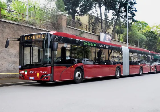 Autobús híbrido de Solaris en la ciudad de Roma