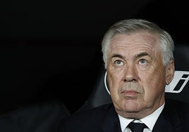 Carlo Ancelotti penastivo en el banquillo.