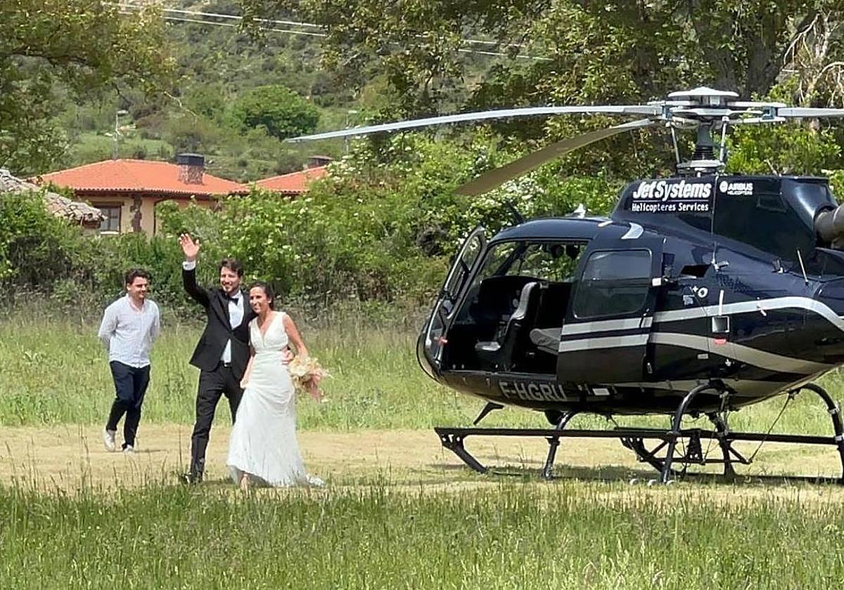 Una pareja de novios llegando al banquete de su boda a bordo del helicóptero.