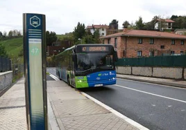 Un autobús de la línea 47, que desaparece, cirula por Atotxa Erreka.