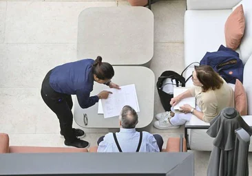 Una camarera de un hotel donostiarra atiende a unos clientes en una terraza