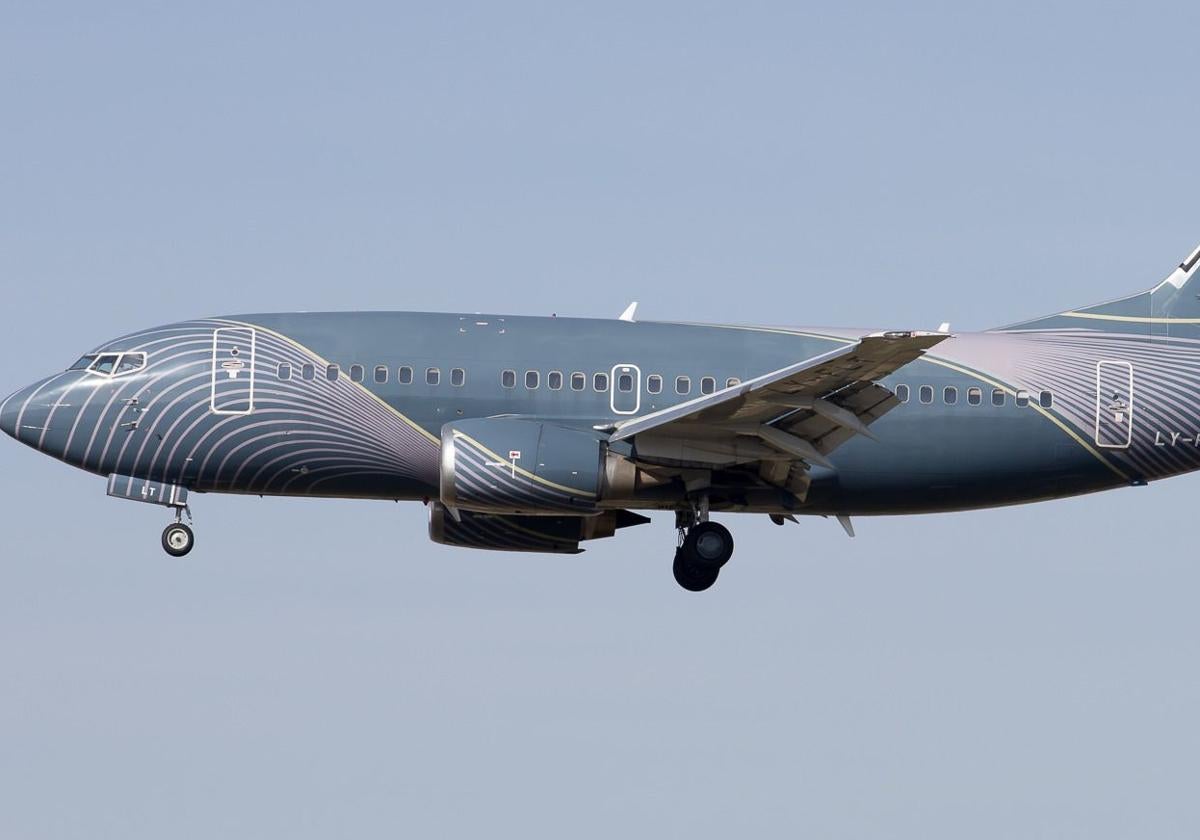 El KlasJet Boeing 737-522 que ha aterrizado este viernes en el aeropuerto de San Sebastián procedente de Sevilla.