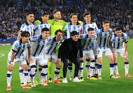 David Silva posa con el once titular de la Real Sociedad.