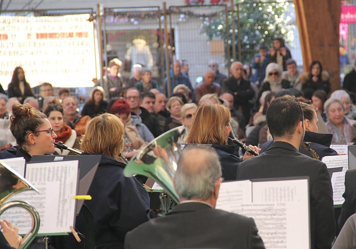 EMKE y alumnado de la banda de Herri Arte Eskola actuarán en el patio de Koldo Mitxelena.