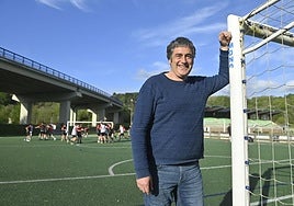 Mikel Aiartzaguena se apoya en uno de los postes de una portería en el campo de Asti en Zarautz.