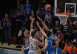 Aurrecoechea lanza a canasta ante la defensa de Garino y Van Zegeren.