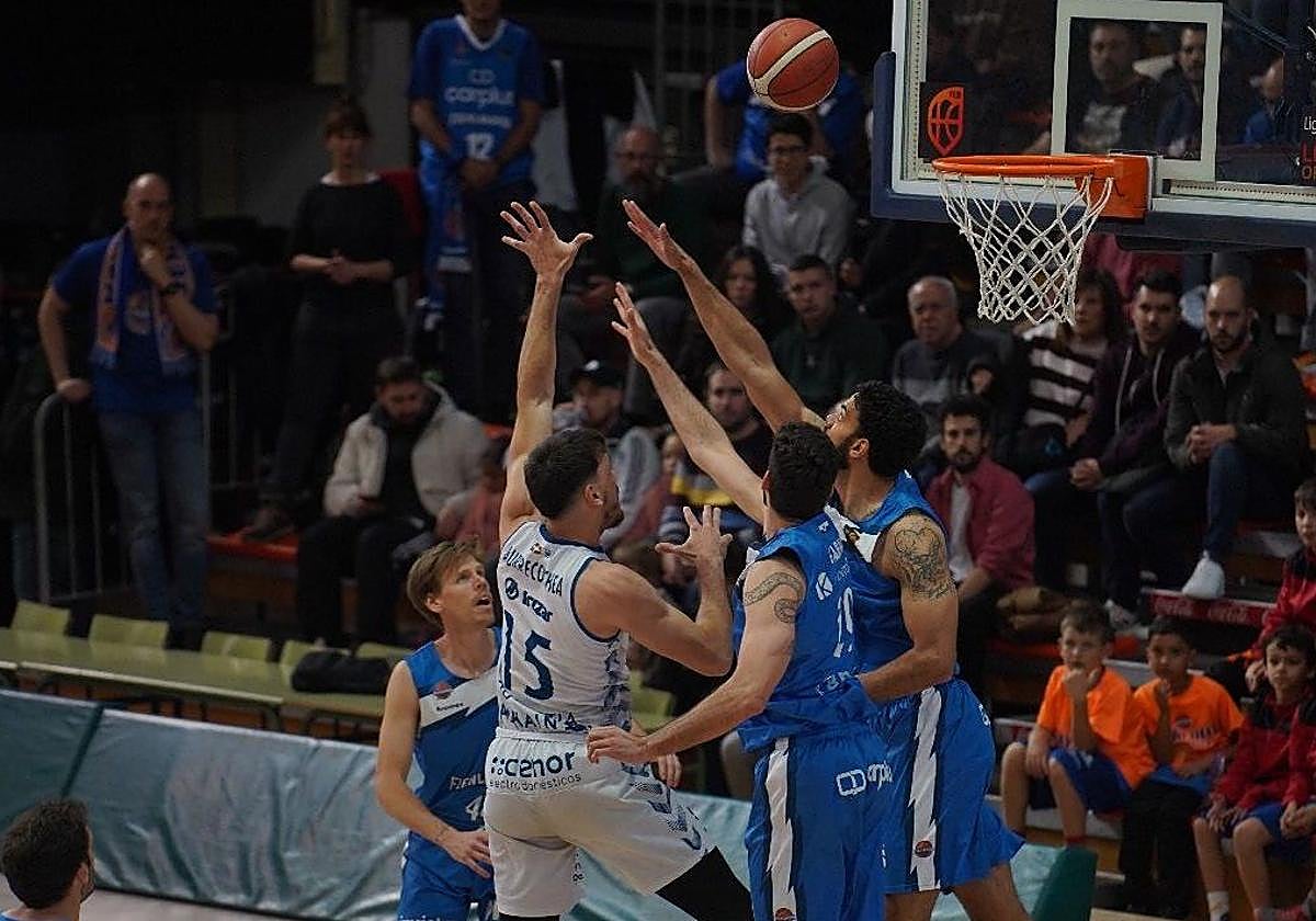 Aurrecoechea lanza a canasta ante la defensa de Garino y Van Zegeren.