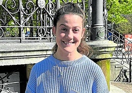 Andrea Martínez muestra su primera novela en la plaza del Ensanche.