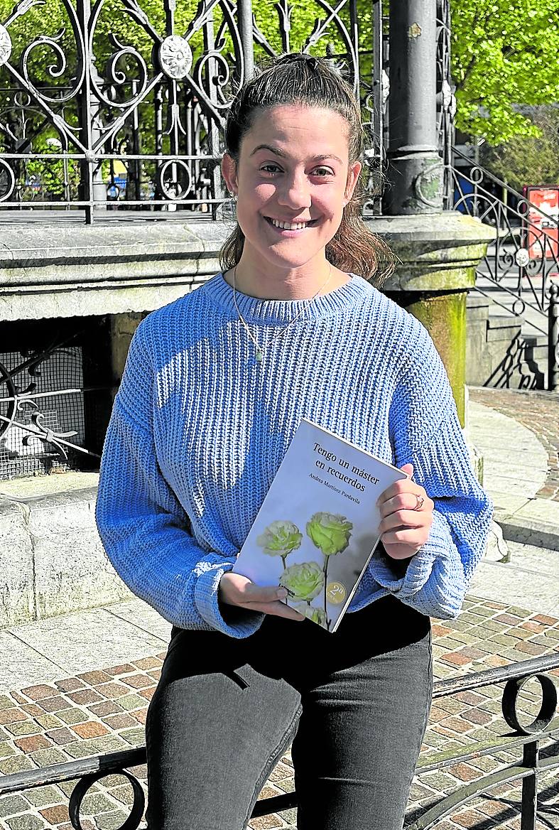 Andrea Martínez muestra su primera novela en la plaza del Ensanche.