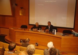 Manu González Aramendi, autor del libro, y la presidenta del Colegio de Médicos de Gipuzkoa, Carmen Solórzano.