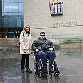 «Dependo para todo de mi madre»