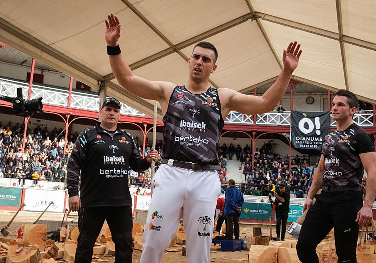 Iker Vicente levanta los brazos en señal de victoria tras concluir su trabajo en la plaza de toros de Tolosa.