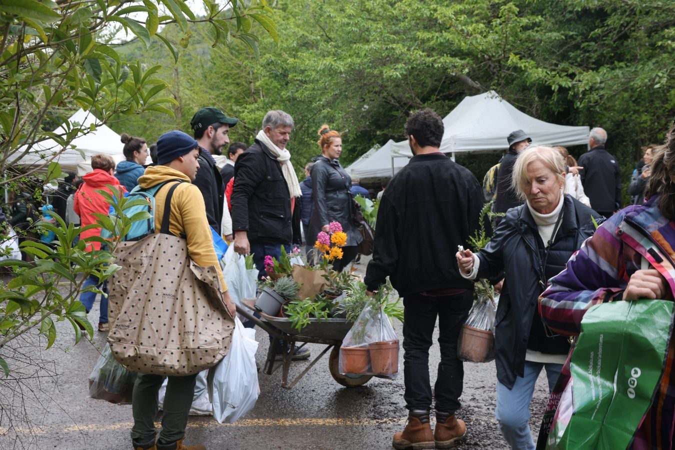 Miles de personas visitan la Feria de Plantas de Iturraran