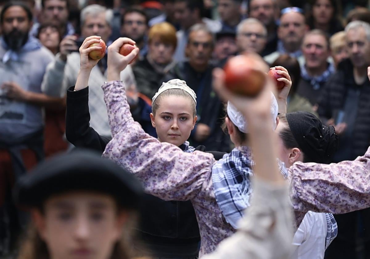 Dantzariak, dultzaineroak, txalapartariak, trikitilariak eta bertsolariak kanpaiak jotzearekin betera batu ziren festari hasiera emateko.