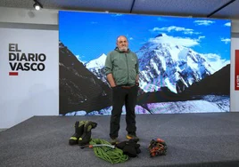 Juanito Oiarzabal posa, en la sede de DV, con elementos que utiliza para ascender a las montañas.