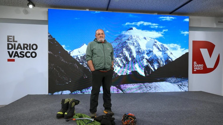Juanito Oiarzabal posa, en la sede de DV, con elementos que utiliza para ascender a las montañas.