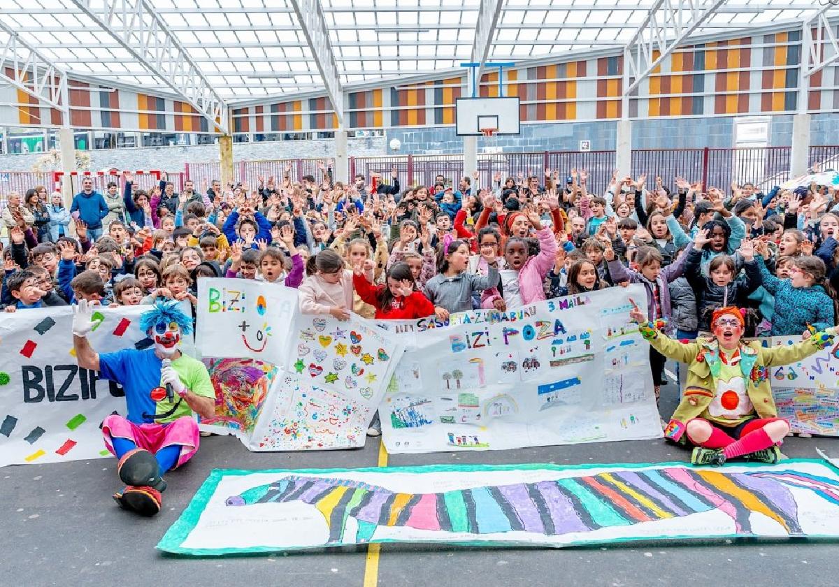 Los escolares de Lasarte-Oria y Porrotx y Marimotots animaron el inicio del festival de Bizipoza elkartea con coreografías, coloridas pancartas y mucho humor.