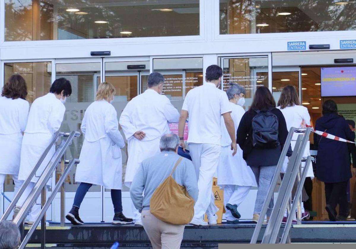 Varios profesionales sanitarios acceden al interior del Hospital Donostia.