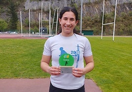 Aiora Ibar con el trofeo de MVP de la jornada 9 de la Liga Iberdrola.