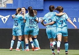 Las jugadoras del Athletic celebran uno de los goles logrados este domingo en Ipurua.