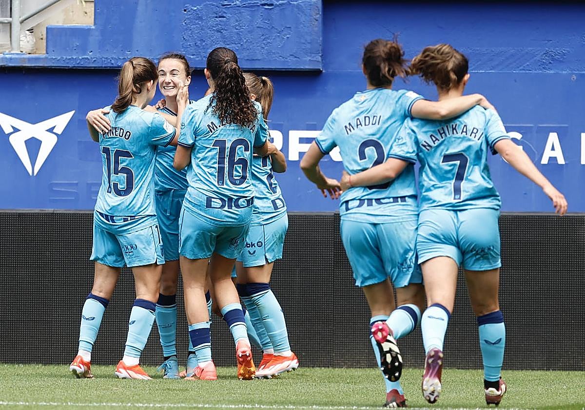 Las jugadoras del Athletic celebran uno de los goles logrados este domingo en Ipurua.