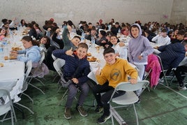 Los niños y niñas se reunieron en el frontón para disfrutar de la tradicional comida.