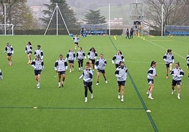 Las jugadoras de la Real se ejercitan en Zubieta.