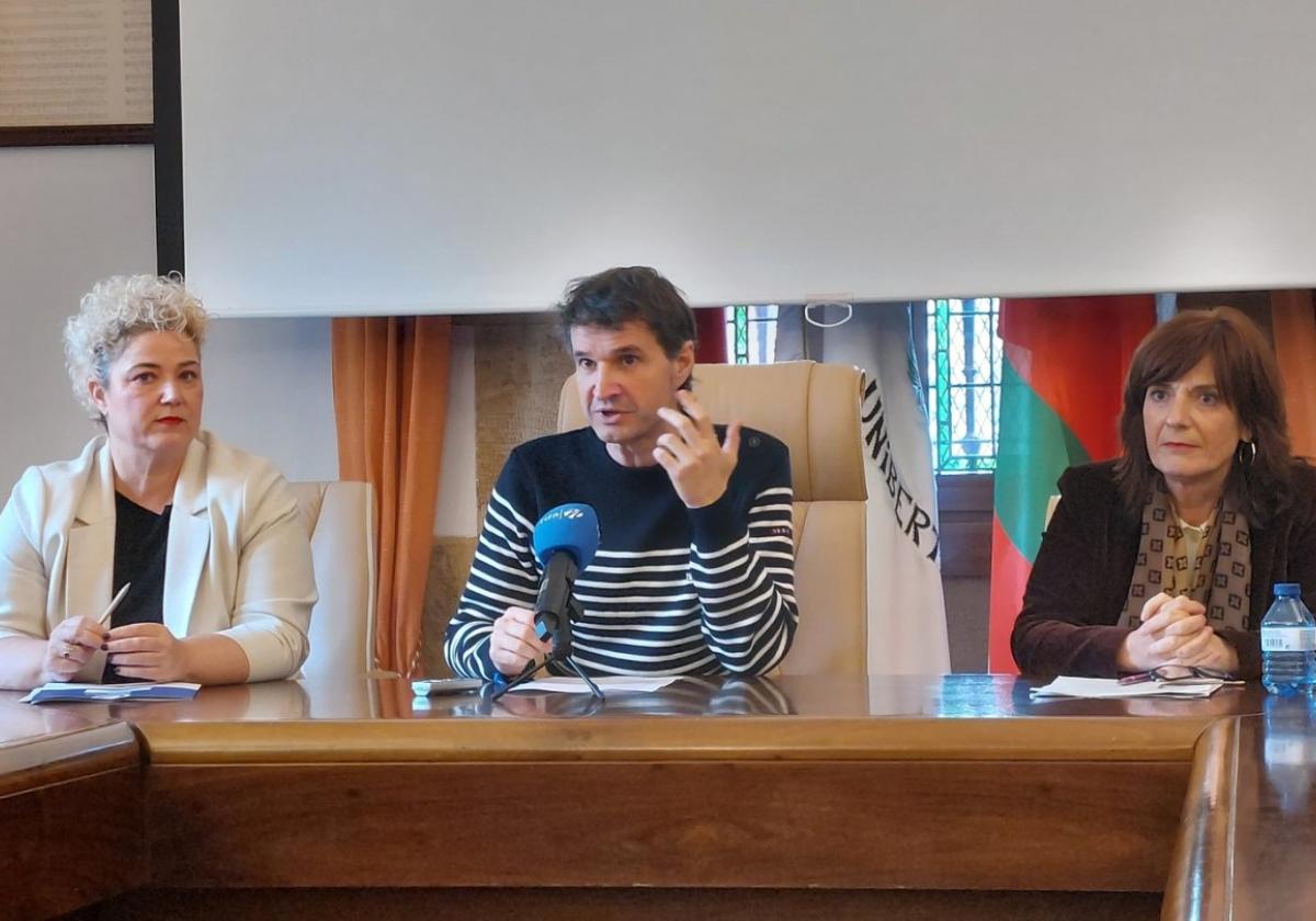 La diputada Maite Peña, el alcalde Mikel Arruti y la viceconsejera Lide Amilibia, en la presentación pública de Bibe en el Ayuntamiento.