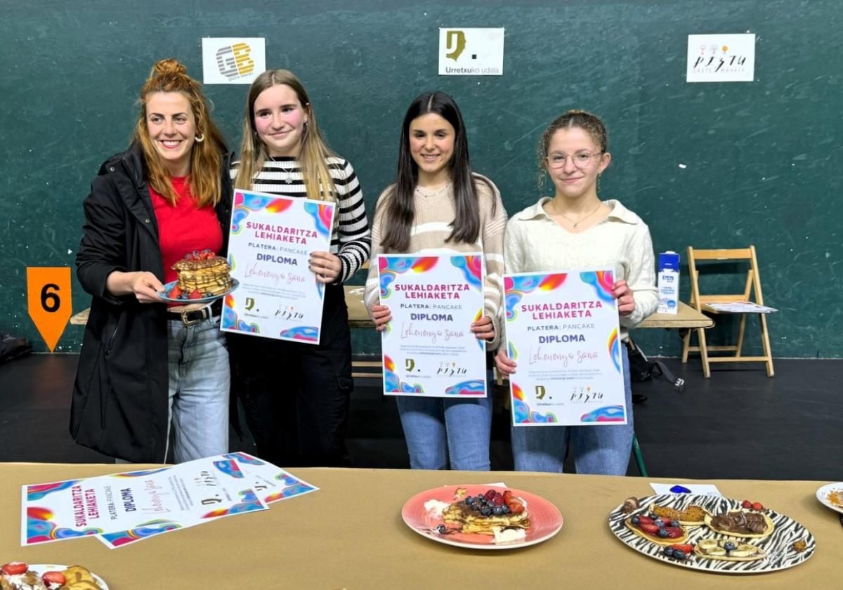 Las ganadoras. Naroa Guede, Leire Ferrero y Naia Zubillaga, recibiendo el premio de manos de la concejal Maialen Fidalgo.