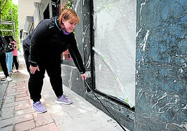 Una comerciante de San Sebastián muestra el estado de su establecimiento tras un robo la semana pasada.