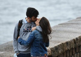 Una pareja se da un beso en Donostia.