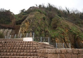 La ladera será cosida con una malla que evite la caída de piedras, lo que permitirá eliminar el muro de hormigón que desvirtúa el conjunto desde hace años.